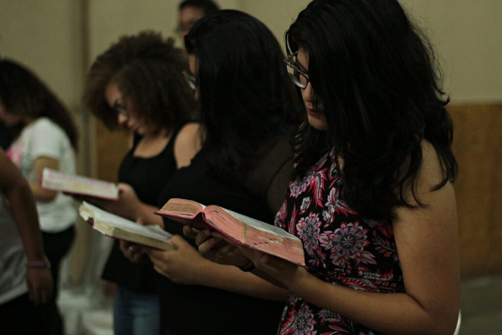 3 women reading book